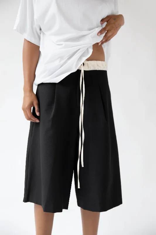 KNEE-LENGTH TROUSERS